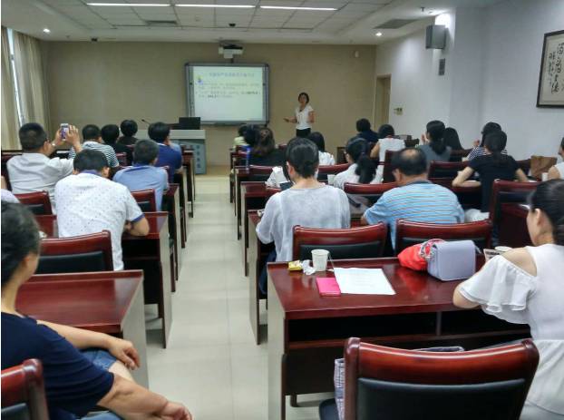 为纪念中国共产党成立96周年，深入推进“两学一做”教育活动，易游体育集团党委书记陈宝贵同志，易游体育集团党委副书记、厦门眼科中心党总支书记陈逸恬同志，党委委员张秀恋同志，以及支部三十余名党员同志参加了集团党委组织的庆祝“七一”主题党日