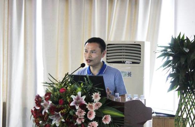 易游体育玻璃体切割何建忠.jpg 易游体育玻璃体切割何建忠.jpg