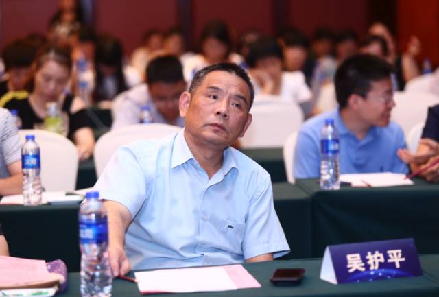 厦门眼科中心眼表及角膜病专科主任吴护平教授 厦门眼科中心眼表及角膜病专科主任吴护平教授