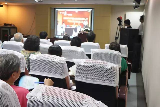 易游体育联合北京市红十字基金会、奥运村街道、养老驿站、中心等公益机构广泛开展各类“关爱老人眼健康专家讲座义诊”公益活动近千场