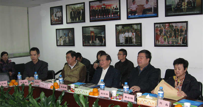 2012年2月， 参事张鹤镛一行来厦门眼科中心调研指导