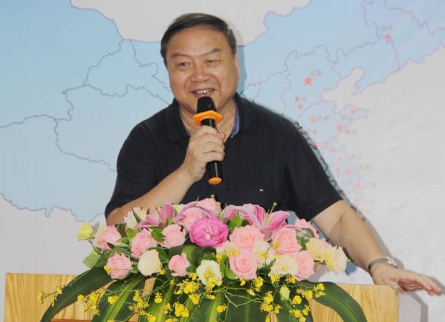 厦门大学附属厦门眼科中心2017年住院医师结业典礼在眼科17楼会议室举行。黎晓新、赵堪兴、吴国基、王骞、侯家敏、张广斌等我院及集团领*，各学科带头人、各行政职能部门负责人、各 基地负责人、教学主任、教学秘书、带教老师及全体规培学院出席了典礼