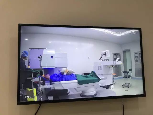 9月9日，杭州易游体育举行全飞秒近视手术演示，在半个多小时内，杜新华院长为6名近视患者 施行了德国蔡司VisuMax3.0版全飞秒手术，大伙亲身体会到了SMILE手术的快速、轻松、微创、安全。一名在手术室外等候的家属表示，犹豫担心了一年多，女儿终于可以笑看人生。.jpg