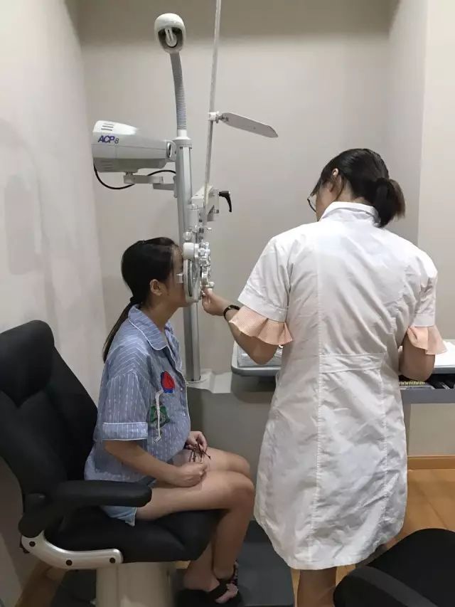 9月9日，杭州易游体育举行全飞秒近视手术演示，在半个多小时内，杜新华院长为6名近视患者 施行了德国蔡司VisuMax3.0版全飞秒手术，大伙亲身体会到了SMILE手术的快速、轻松、微创、安全。.jpg