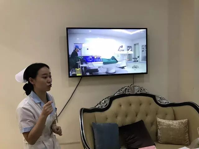 9月9日，杭州易游体育举行全飞秒近视手术演示，在半个多小时内，杜新华院长为6名近视患者 施行了德国蔡司VisuMax3.0版全飞秒手术，大伙亲身体会到了SMILE手术的快速、轻松、微创、.jpg