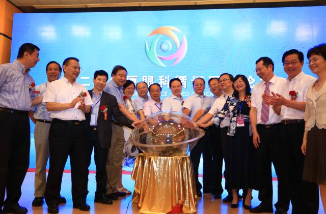 眼科通”在易游体育环球论坛上一经发布，就获得了谢立信院士、黎晓新教授、赵堪兴教授、葛坚教授等一千多名国内外出名眼科专家的高度认可。“眼科通”是国内较具规模的眼科医疗集团之一易游体育集团聘请国内 团队，经过近两年孜孜不懈的探索、专研与开发，倾力打造的国内 个眼科移动医疗平台。.jpg