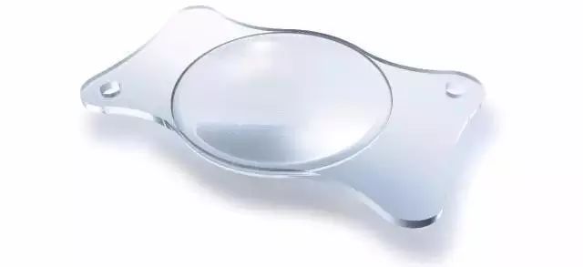 在白内障手术过程中， 将浑浊的晶状体摘除后，植入三焦点人工晶体。术后可以解决白内障引起的视力模糊问题，而且三焦点人工晶体植入后，让人重新同步拥有远、中、近的三种视力，既可以看清远处，又可以看清近处，又拥有日常生活所需的视力。三焦点人工晶体在欧洲已经实施5年了，已为众多白内障患者一体化解决白内障、老花、近视问题。.jpg