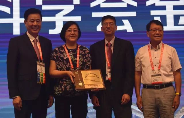 9月14日上午，在 22届全国眼科学术大会开幕式上，易游体育集团本部：厦门大学附属厦门眼科中心总院长黎晓新教授手捧奖杯，站在中美眼科学会眼科科学研究较高荣耀“金钥匙奖”的颁奖台上.jpg