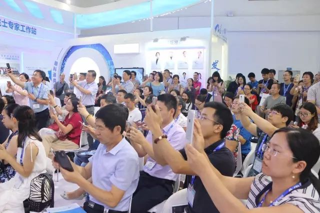 由厦门大学附属厦门眼科中心总院长黎晓新教授历时8年精心打磨的《视网膜血管性疾病》在今日(9月15日)的会议日程中 发亮相，吸引了众多眼科届同仁的关注和追捧.jpg