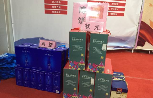 厦门眼科中心中秋爱眼科普三部曲活动在17楼举行，很多市民趁着周末赶来参加，现场有眼病知识讲座、 眼部检查，以及激动人心的博饼。.jpg