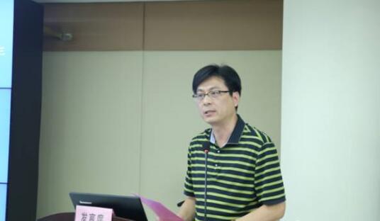  批诚信医疗机构代表徐州复兴眼科医院邱杨明院长发起“坚持依法执业倡导诚信行医”自律倡议：“人无信不立，业无信不成，国无信则衰。”为了履行救死扶伤， 人民身体健康和生命安全的神圣职责，以高明的技术全心全意为患者服务，规范行医，维护医术的圣洁和荣誉.jpg