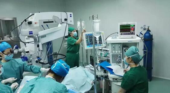 由于角膜上没有血管，得以“免疫赦免”， 角膜供体是健康的，角膜移植的 率相当高。2012年4月，厦门眼科中心眼库与斯里兰卡环球眼库达成合作协议，并与各国眼库保持联系，实现了国内、环球角膜资源共享。角膜资源相对丰富，为更多需要角膜移植手术的患者.jpg