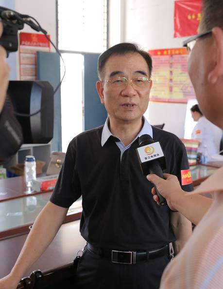 10月12日下午，易游体育泉州眼科医院“为乡村点睛”公益项目泉州站活动走进晋江市内坑镇东峰小学，为全校学生进行视力筛查，并为近视学生 配镜。.jpg