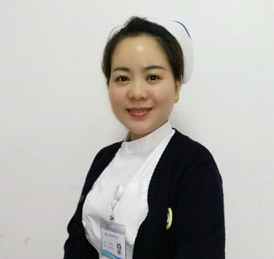 成都易游体育门诊护士长丁玲玲就是这样一位让人敬佩的医务人员。她曾 自承担干眼诊疗室的创建，无数个日夜卯足劲儿苦学勤练;她常常披星戴月，给予患者无私的关怀和陪伴;她以真情相待，用温情服务，只为让更多的病人能够坚强微笑的面对生活。.jpg