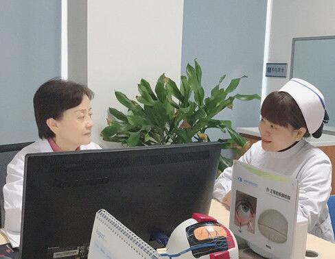 成都易游体育门诊护士长丁玲玲就是这样一位让人敬佩曾 自承担干眼诊疗室的创建，无数个日夜卯足劲儿苦学勤练;她常常披星戴月，给予患者无私的关怀和陪伴;她以真情相待，用温情服务，只为让更多的病人能够坚强微笑的面对生活。.jpg