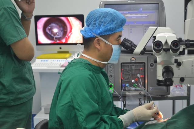 “儿童白内障手术是一个非常 的领域，与成人白内障手术相比，儿童白内障手术术前，术中和术后的手术操作远比成人复杂，并非精通成年白内障手术就可以进行儿童白内障手术，而且这次是后发性白内障，已经做过手术的眼睛还要再做一*次手术，和之前许多患先天性白内障的小孩重见光明一样。经过20 艰苦奋战，小宝的左眼手术顺利完成。.jpg