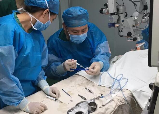 上周六，青岛易游体育陈国民副院长，以医生兼女婿的身份为岳母王阿姨 行白内障超声乳化+三焦点人工晶体植入术。王阿姨朮后复查视力非常好，远中近视力分别达1.2，1.0，1.0，看远很清晰，看电脑，看书，看报均不需要配戴花镜。.jpg