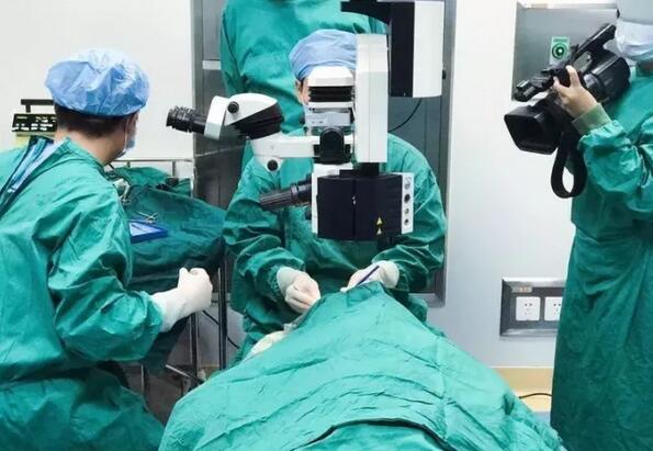 赣州易游体育“光明行”为百岁老人 医治，王奶奶儿子偶然听到一个邻居在赣州易游体育看过眼睛，做的白内障手术，术后  很好。在和老人及其他家人沟通同意后，10月18日，他当即带着王奶奶来到医院就诊.jpg