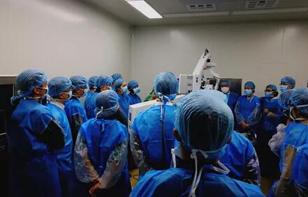 10月24日，成都易游体育CO2激光辅助深层巩膜切除术培训会圆满落幕。本次培训会由成都易游体育青光眼科主任、副主任医师胡建旗医生用猪眼为参会人员演示了CLASS手术全过程，并指导学员进行了实际操作，学员们纷纷表示手术操作简单易懂易学，培训活动取得圆满 。.jpg