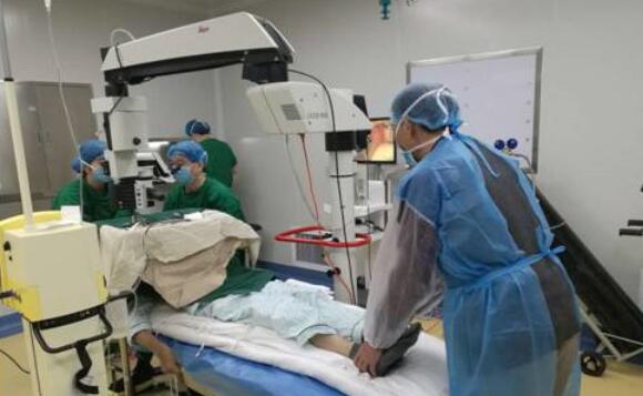 　10月25日，东莞易游体育完成一  白内障手术，年逾七旬的高大爷，已有十几年的糖尿病史，还有9年重度的帕金森病史。更不幸的是近期又爆发出了急性青光眼，视力急速下降，使得高大爷的情绪焦虑、抑郁.jpg