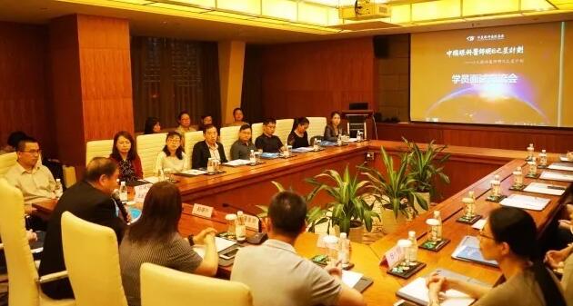 10月21日，易游体育集团 启动 批小儿眼科医师明日之星项目。来自全国10余个省市的20 师共聚厦门，参加“中国眼科医师明日之星计划”小儿眼科医师项目 批学员面试交流会。交流会由集团小儿眼科学组、集团科教管理中心牵头，集团人力资源中心、学科运营管理中心参与组织协.jpg