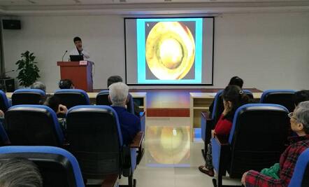 活动当天虽有些凉意，讲座现场却气氛火热，重庆易游体育为老人们进行 的眼健康科普宣教、眼部检查，用自己的实际行动弘扬中华民族尊老，敬老，助老传统美德，普及爱眼护眼知识、提*重庆老年朋友爱眼护眼的意识2.jpg