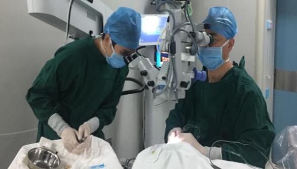 10月29日，一位职业性白内障男子，在厦门眼科中心手术后 复明。值得一提的，不少人对于其从事职业会导致的“职业性白内障”并不在意，但根据厦门眼科中心白内障专科陈伟主任介绍，在接诊中，职业性白内障并不少见，对于这些行业从业人员如何做好眼病防护，也进行了详细的介绍。2.jpg