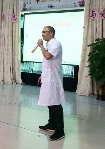 东莞易游体育近视防控医生表示，假性近视可以通过一定的医治手段和纠正用眼习惯来 ，但当出现真性近视时就需要佩戴框架眼镜或者角膜塑形镜来 。孩子是假性近视还是真性近视，需要 的眼科医生去检测判断，否则会适得其反。3.jpg