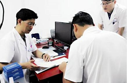 自厦门眼科中心开设遗传眼病门诊以来，全国各地前来寻求世界眼遗传病基因医治 专家 教授帮助的患者，络绎不绝。 教授表示，遗传性眼病种类繁多，致病原因比较复杂，可能是单纯的一种遗传因素引起的，也可能是多种遗传因素引起的，还可能和环境因素有关，传统的方法难以 。而当下的基因检测诊疗技术，有可能通过基因检测找到致病的突变基因，并有望对某些由单一基因突变造成的疾病在将来进行基因医治。1.jpg