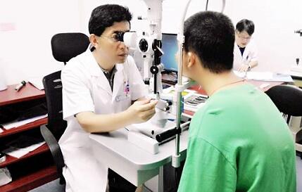 自厦门眼科中心开设遗传眼病门诊以来，全国各地前来寻求世界眼遗传病基因医治 专家 教授帮助的患者，络绎不绝。 教授表示，遗传性眼病种类繁多，致病原因比较复杂，可能是单纯的一种遗传因素引起的，也可能是多种遗传因素引起的，还可能和环境因素有关，传统的方法难以 。而当下的基因检测诊疗技术，有可能通过基因检测找到致病的突变基因，并有望对某些由单一基因突变造成的疾病在将来进行基因医治。2.jpg