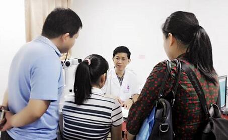 自厦门眼科中心开设遗传眼病门诊以来，全国各地前来寻求世界眼遗传病基因医治 专家 教授帮助的患者，络绎不绝。 教授表示，遗传性眼病种类繁多，致病原因比较复杂，可能是单纯的一种遗传因素引起的，也可能是多种遗传因素引起的，还可能和环境因素有关，传统的方法难以 。而当下的基因检测诊疗技术，有可能通过基因检测找到致病的突变基因，并有望对某些由单一基因突变造成的疾病在将来进行基因医治。3.jpg