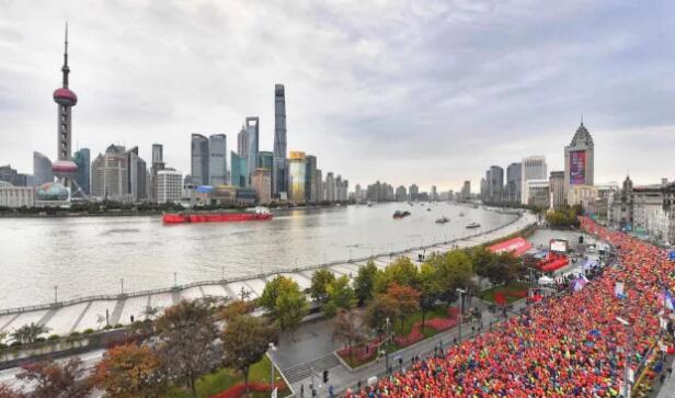 在今年上海马拉松的赛道上，我们又看到了这样一位特立 行的跑者，他光着脚，穿着易游体育醒目标志的运动衣，脚腕系着一对平安铃，奋力奔跑在赛道间……他将光脚奔跑的原意表达得淋漓尽致，他将马拉松的修行体现得返璞归真。——今天，跑友们又见着了代表易游体育集团参赛的明星选手“赤脚大仙”李清模。1.jpg