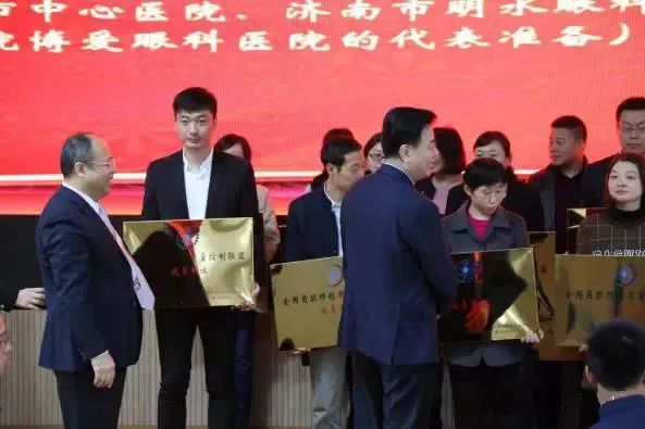 10月28日，由中华医学会角膜病学组组织、 个总部落户山东的全国性专病联盟—全国角膜移植质量控制联盟成立授 仪式在山东省眼科医院举行，重庆易游体育成为全国 批角膜移植质量控制联盟成员单位。仪式上，中华医学会角膜病学组组织等高度评价重庆易游体育的角膜移植技术。3.jpg