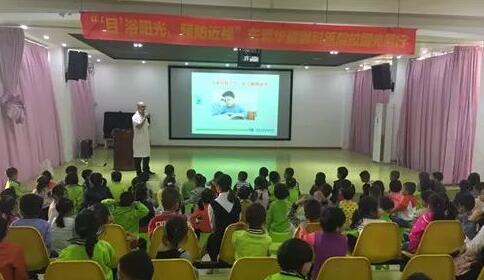 11月20日，东莞易游体育“目浴阳光•预防近视”爱眼系列公益活动走进校园继续进行。东莞易游体育派出医学视光科，科室经验丰富的医务工作人员组成公益医疗队走进东莞地区各小学、幼儿园，为近青少年进行近视防控筛查...1.jpg