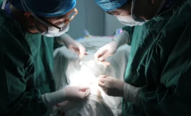 当地的医生跟我说，如果做手术他们只有50%的把握能把我爸眼睛里的东西取出来，而且还不知道会不会伤到眼睛其他部位，我实在是不放心。”刘先生的儿子回忆道。孝顺的儿子不想让爸爸的眼睛承受“50%失败的可能性”，在经过多方打听后，知道福州眼科医院副院长、眼眶病科李谦益主任是这方面的“好手”,他决定带着爸爸到福州寻找 2.jpg