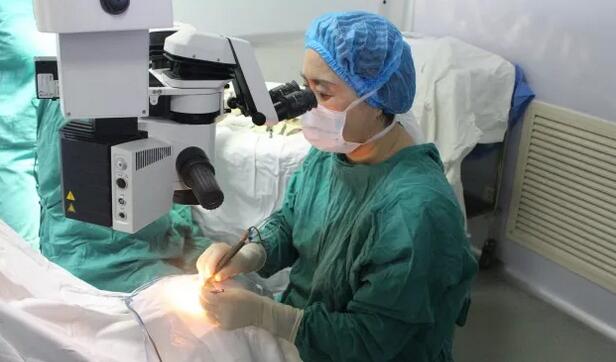 白内障超声乳化技术是显微手术的重大成果，早在1996年我国引进该项手术之初，张院长就开始从事白内障超声乳化手术，至今已 进行6 余 ，且从无出现一 并发症。由她带教的20余位医生不仅熟练掌握了白内障超声乳化手术，更是把“患者术后无并发症”当成自己努力的方向。.jpg