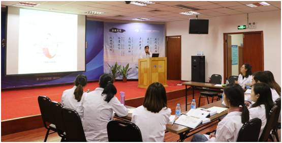 简短的开班仪式后，小儿眼科医师培训班正式开课， 一阶段的理论培训课程涵盖了小儿眼科各个领域，包括：小儿斜弱视、儿童屈光、眼外肌临床解剖、双眼视觉、视觉电生理等多方面.jpg