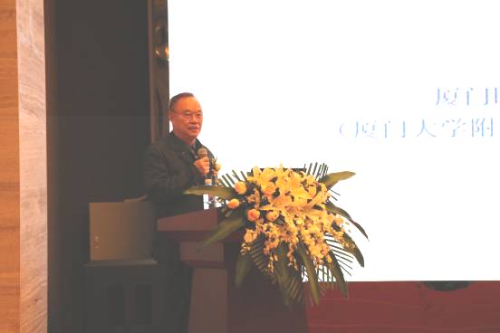 厦门眼科中心业务院长、眼底病 学科带头人吴国基教授发表了《染色玻璃体手术》的演讲.jpg