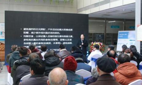 12月17日，由郑州慈善总会、郑州易游体育视光眼科医院与卡尔蔡司(上海)管理有限公司联合举办的“2018视光眼科医院上上老视产品发布会暨 届‘正值夕阳美，较是晶彩时’中老年眼病科普论坛”在郑州易游体育视光眼科医院隆重召开。4.jpg