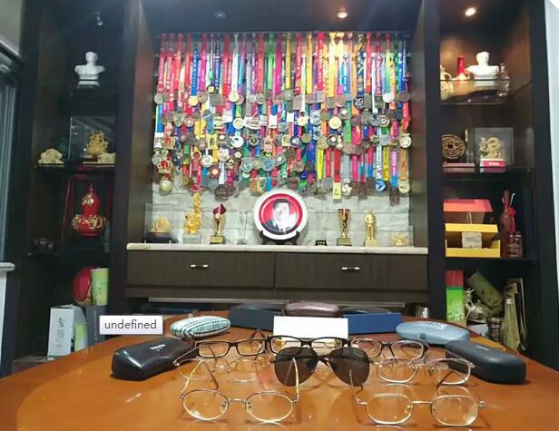 12月10日，在晋江环球马拉松跑道上，一位身穿易游体育蓝红黄运动服、赤着双脚、头戴兔耳朵帽的 员，格外引人注目。此人正是50岁前完成100场马拉松比赛的明星跑手、易游体育形象大使“赤脚大仙”——李清模。4.jpg