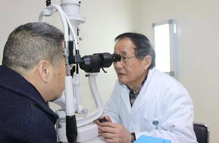 12月11日，听闻成都易游体育出现罕见的“阴阳眼”病 后，中国新闻社、成都商报、华西都市报、成都日报、成都电视台等主流新闻媒体的记者纷纷来院采访报道。原来是国内眼眶肿瘤 ，经验极为丰富的罗教授为吴先生精心设计了右眼肿物切除及超高频射频消融手术，既保住患者右眼眼球及视力，又避免将来出现 失明的状况。1.jpg