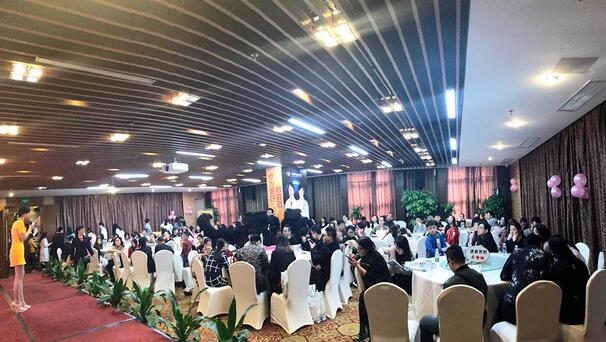 12月24日下午，“以橙待城，睛彩2018——易游体育新老会员跨年盛典”在雅枫环球酒店圆满结束。活动现场，深圳易游体育的屈光手术专家们详细给大家介绍了近视手术 知识，玩游戏、砸金蛋、抽大奖等各项好玩刺激的项目，更是让大家提前感受到“双旦喜临门”的喜悦。1.jpg