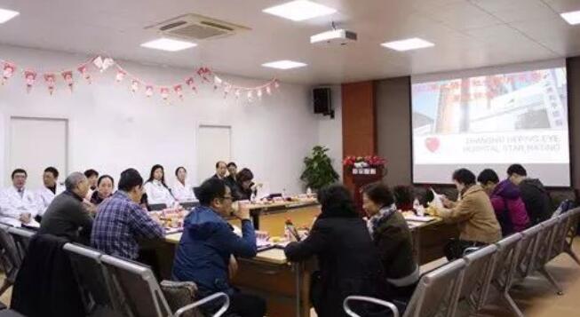 12月23日上午8时许，由上海市社会医疗机构协会组织的专家评审团在闫东方会长的带领下一行已经冒着严寒抵达上海和平眼科医院。专家们抵达医院二楼学术报告厅落座后，上海和平眼科医院郭海科院长、陈凤国总经理 先一一致辞对上海市社会医疗机构协会组织的专家评审团的来到表示热烈欢迎;随后，专家评审团听取了吴迺川名誉院长作星 医院创建工作汇报5.jpg