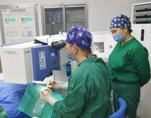 12月24日，一对夫妻一起来到贵阳阳明眼科医院双双通过飞秒手术摘掉了伴随了多年的眼镜。近视手术已为全球几千 人带来方便，身边做近视手术的朋友也并不少见，但是夫妻俩同时来做近视手术的可不多见。5.jpg