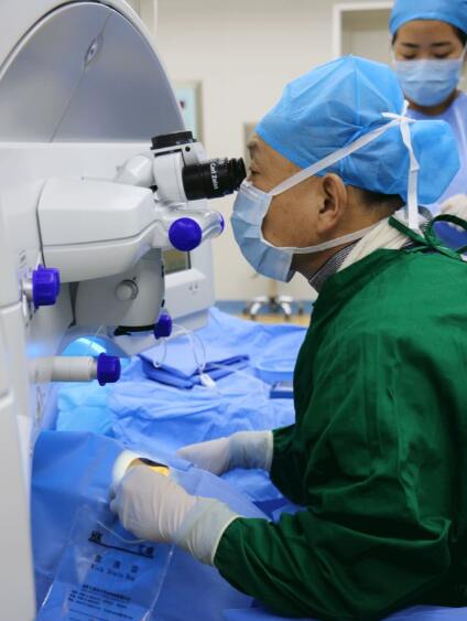 2018年，崔传波教授将迈入自己在屈光手术领域的 二十个念头，他说自己在这一行学习了快二十年了，“屈光 更新换代特别快，我只能不断地探索和学习，做到人有我精，才能在这个领域站稳脚跟1.jpg