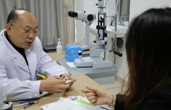 2018年，崔传波教授将迈入自己在屈光手术领域的 二十个念头，他说自己在这一行学习了快二十年了，“屈光 更新换代特别快，我只能不断地探索和学习，做到人有我精，才能在这个领域站稳脚跟3.jpg