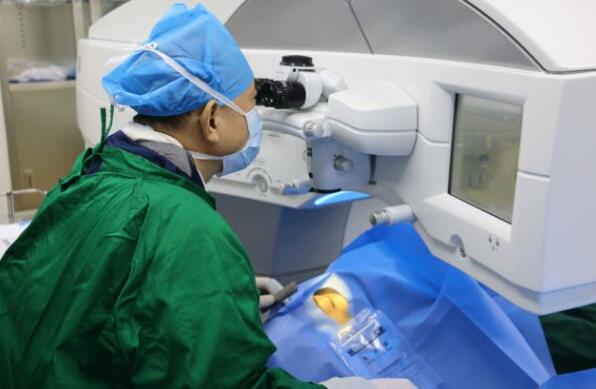 2018年，崔传波教授将迈入自己在屈光手术领域的 二十个念头，他说自己在这一行学习了快二十年了，“屈光 更新换代特别快，我只能不断地探索和学习，做到人有我精，才能在这个领域站稳脚跟4.jpg