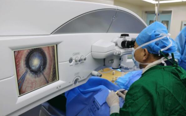 2018年，崔传波教授将迈入自己在屈光手术领域的 二十个念头，他说自己在这一行学习了快二十年了，“屈光 更新换代特别快，我只能不断地探索和学习，做到人有我精，才能在这个领域站稳脚跟5.jpg