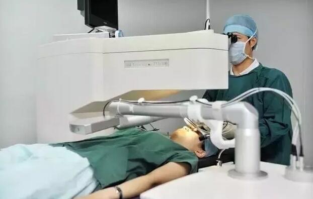 2014年，厦门眼科中心 在福建引进世代一代近视激光手术设备——德国蔡司全飞秒激光，揭黎明又一*次站在了时代的 ，但也处于一个新的起点1.jpg