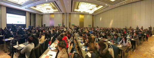 2018年1月5-7日，由复旦大学附属眼耳鼻喉科医院举办的 七届“关爱近视，微笑论坛”上海和平眼科医院屈光专科翟爱琴副院长和欧阳朝祜医学硕士受邀参加了此次盛会，与来自国内外数百 专家、学者及眼科同道齐聚，共襄2018年 场屈光学术盛宴2.jpg